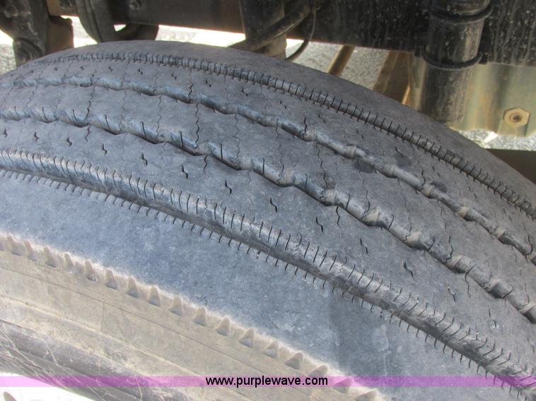 image for item J2463 2006 Freightliner Columbia semi truck