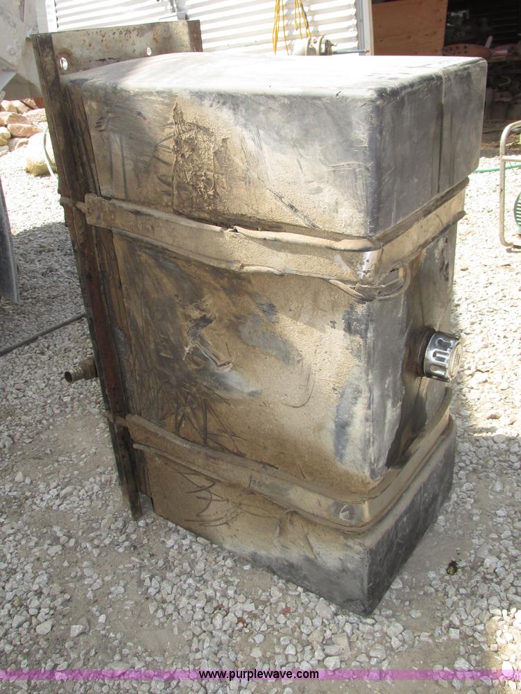 (2) hydraulic wet kit tanks in Red Oak, IA Item AE9286 sold Purple Wave