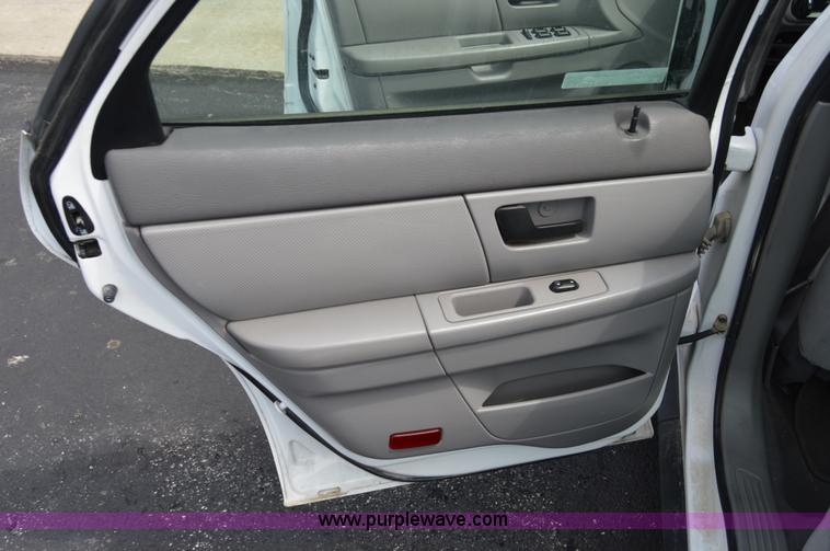 image for item AW9231 2004 Ford Taurus LX