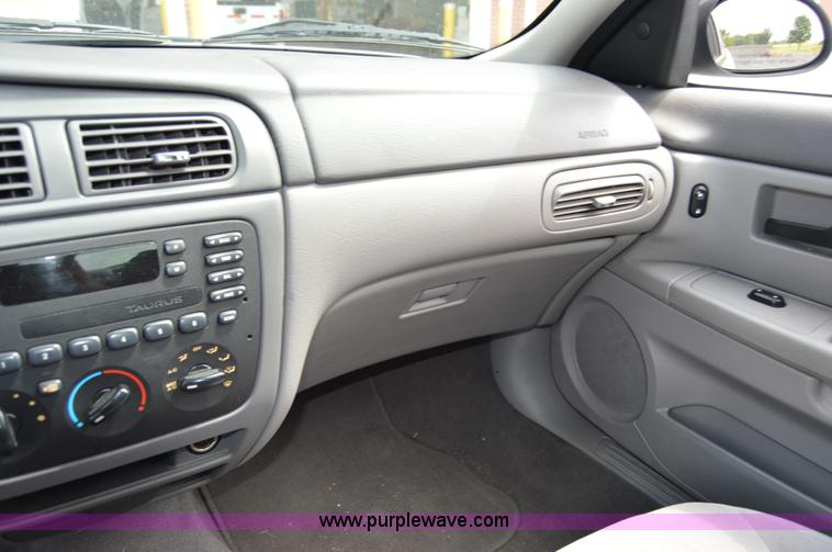 image for item AW9231 2004 Ford Taurus LX