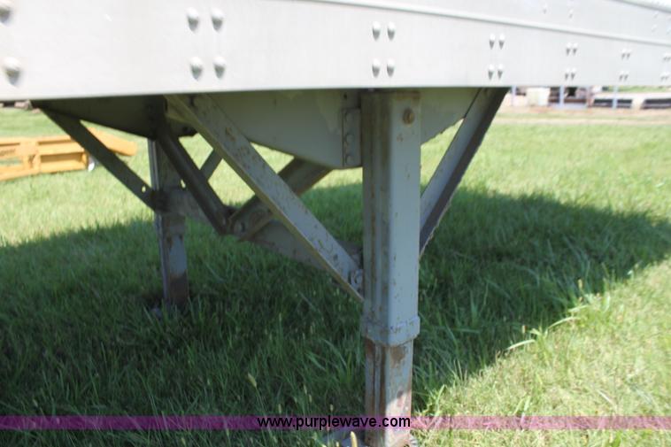 image for item F3297 1988 Fruehauf dry van trailer