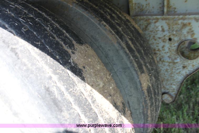 image for item F3297 1988 Fruehauf dry van trailer