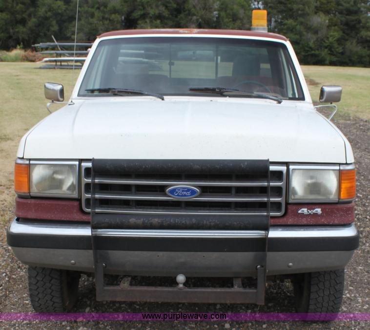 image for item F3340 1990 Ford F250 Lariat utility truck