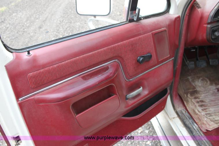 image for item F3340 1990 Ford F250 Lariat utility truck