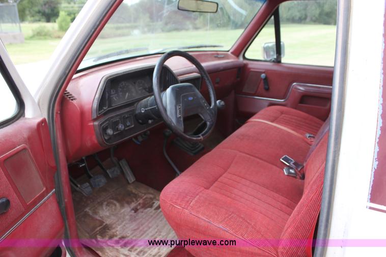 image for item F3340 1990 Ford F250 Lariat utility truck