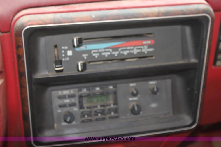 image for item F3340 1990 Ford F250 Lariat utility truck