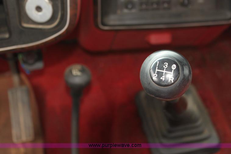 image for item F3340 1990 Ford F250 Lariat utility truck