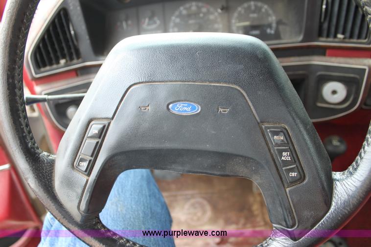 image for item F3340 1990 Ford F250 Lariat utility truck