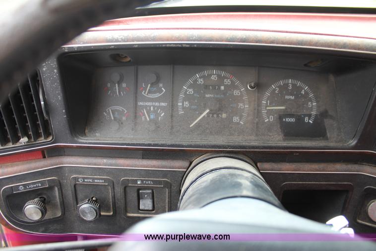 image for item F3340 1990 Ford F250 Lariat utility truck