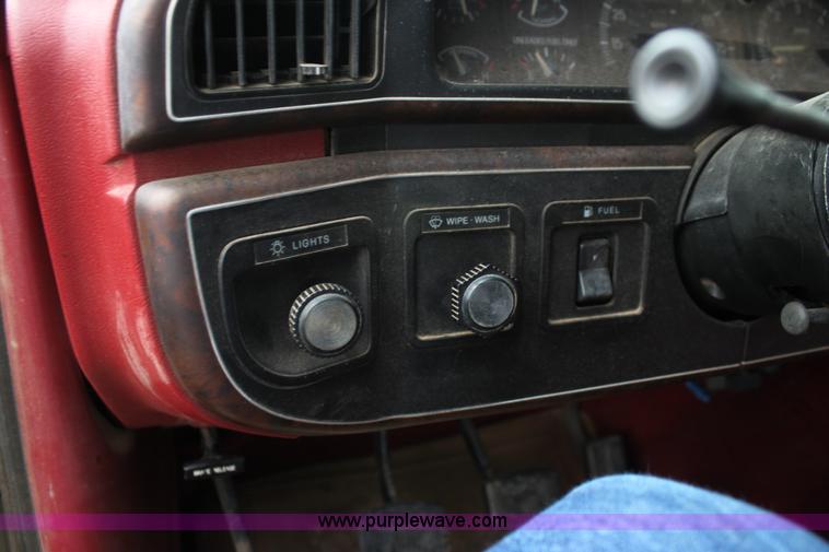 image for item F3340 1990 Ford F250 Lariat utility truck