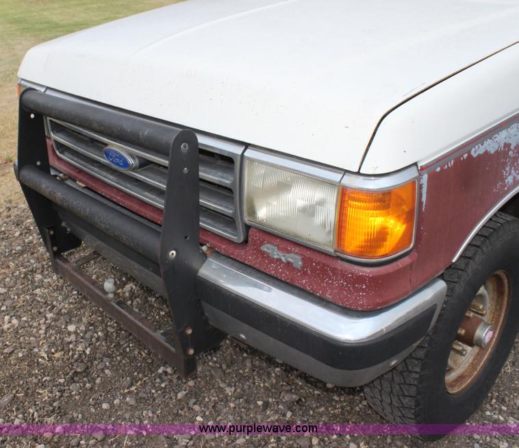image for item F3340 1990 Ford F250 Lariat utility truck