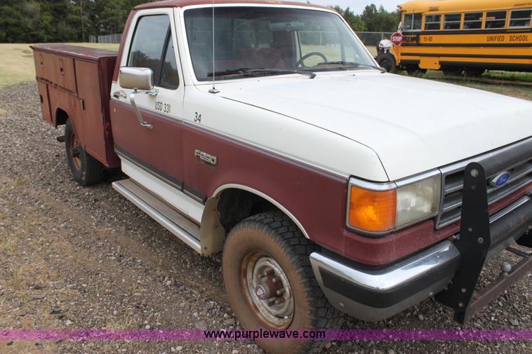 image for item F3340 1990 Ford F250 Lariat utility truck