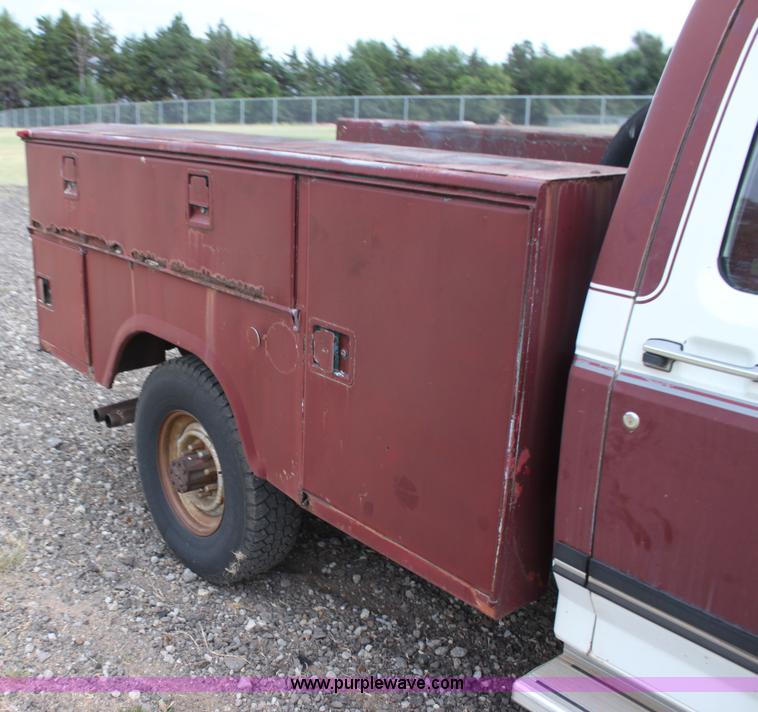 image for item F3340 1990 Ford F250 Lariat utility truck