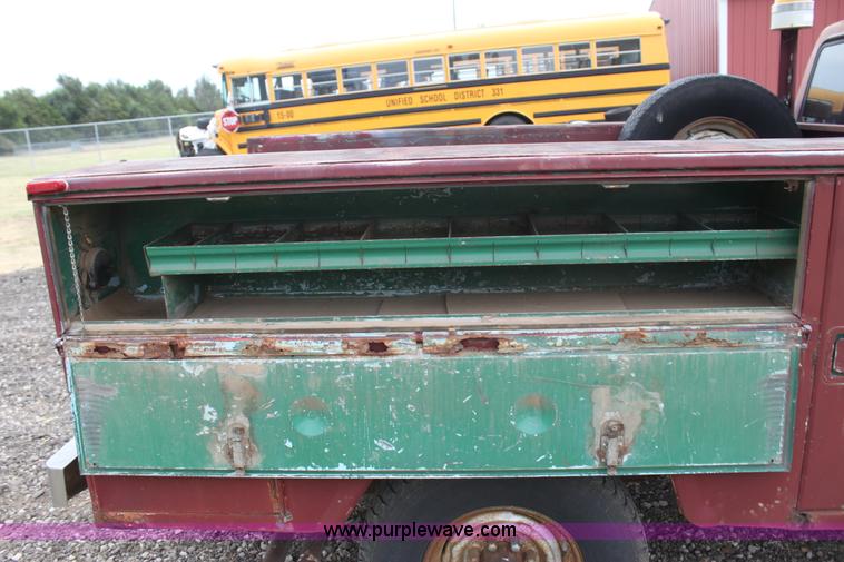 image for item F3340 1990 Ford F250 Lariat utility truck