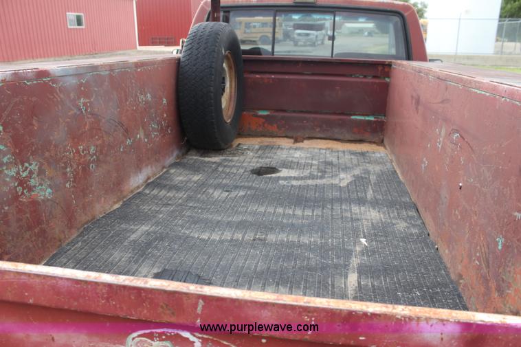 image for item F3340 1990 Ford F250 Lariat utility truck