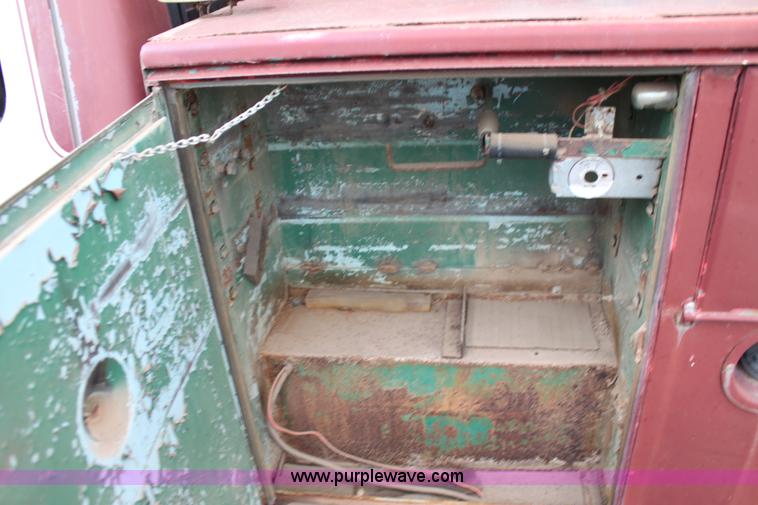 image for item F3340 1990 Ford F250 Lariat utility truck