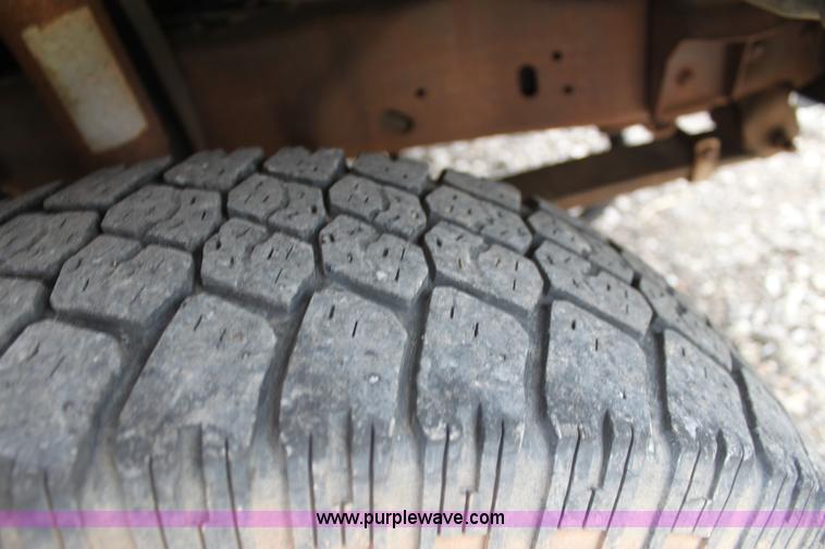 image for item F3340 1990 Ford F250 Lariat utility truck