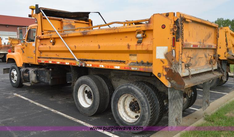 image for item F8318 2002 International F2554 dump truck