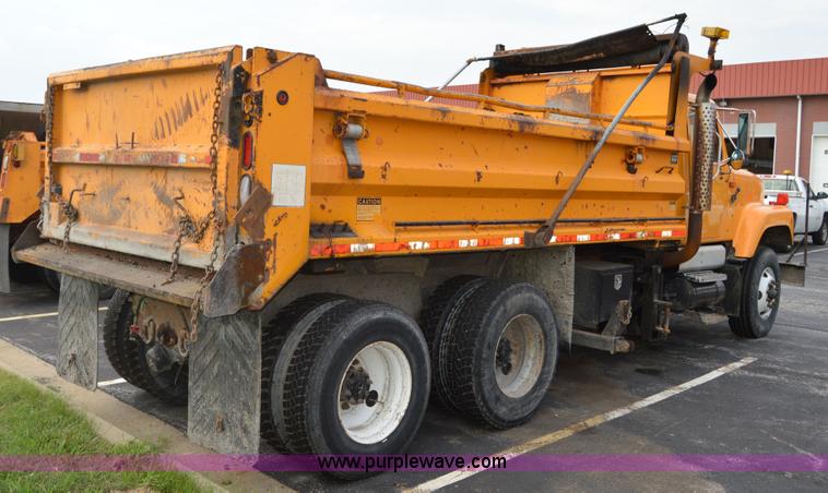 image for item F8318 2002 International F2554 dump truck