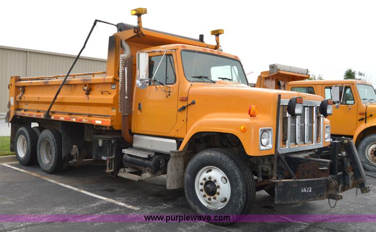 image for item F8318 2002 International F2554 dump truck
