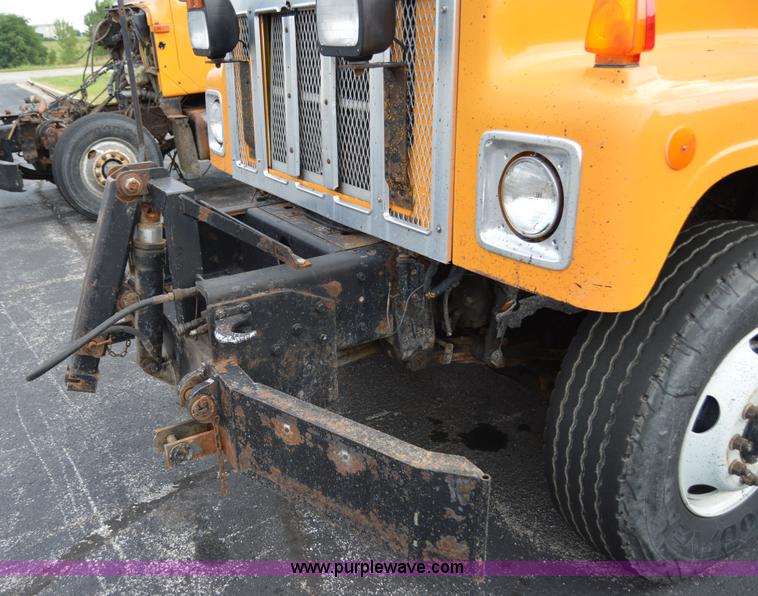 image for item F8318 2002 International F2554 dump truck