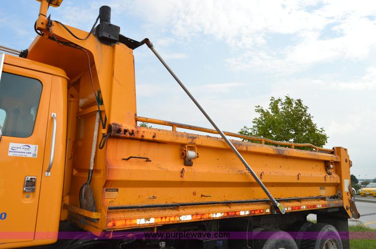 image for item F8318 2002 International F2554 dump truck