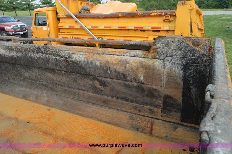 image for item F8318 2002 International F2554 dump truck