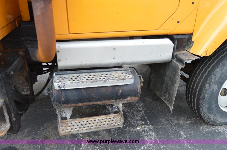image for item F8318 2002 International F2554 dump truck