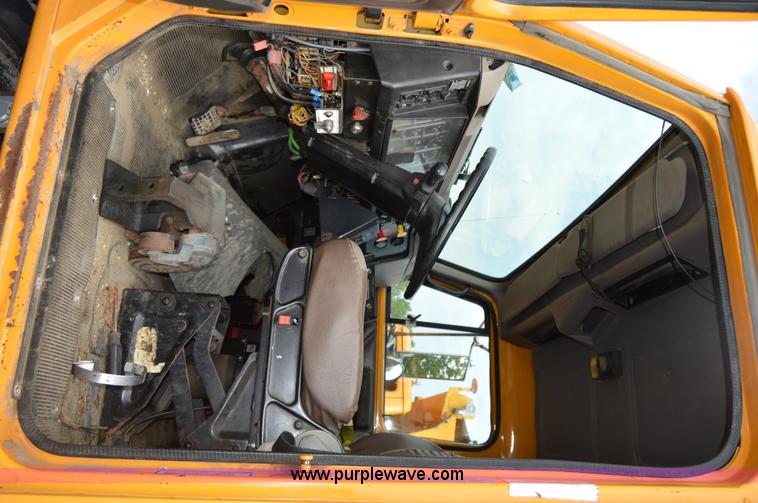 image for item F8318 2002 International F2554 dump truck