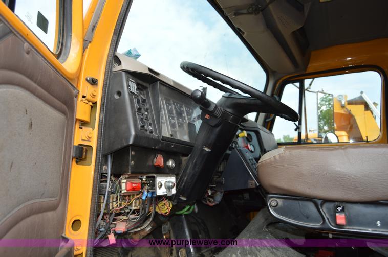 image for item F8318 2002 International F2554 dump truck