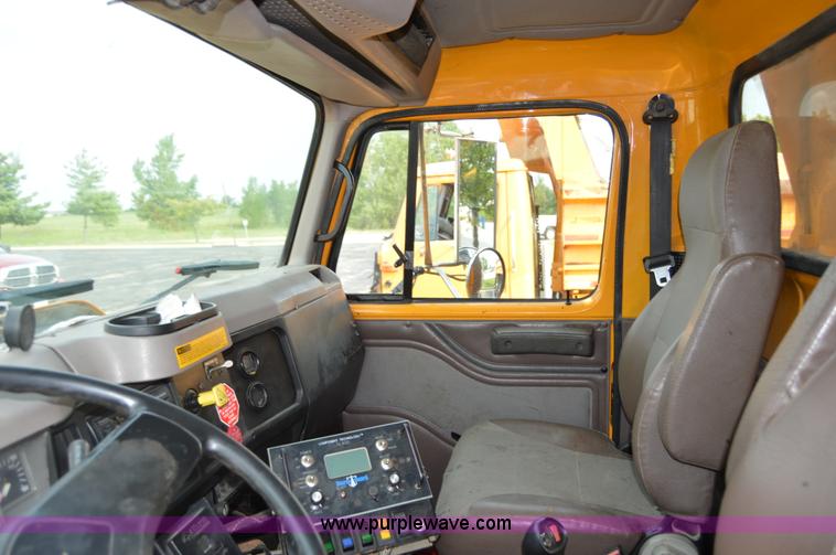 image for item F8318 2002 International F2554 dump truck