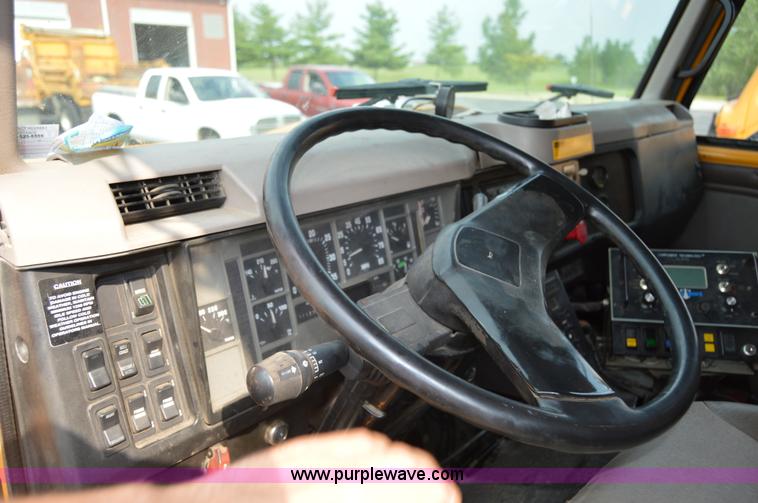 image for item F8318 2002 International F2554 dump truck