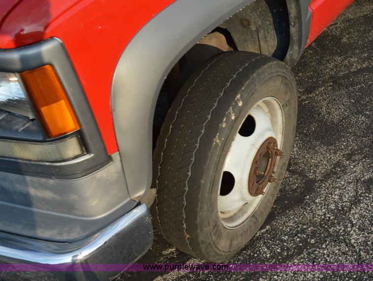 image for item F8320 1999 GMC Sierra Classic 3500 utility truck