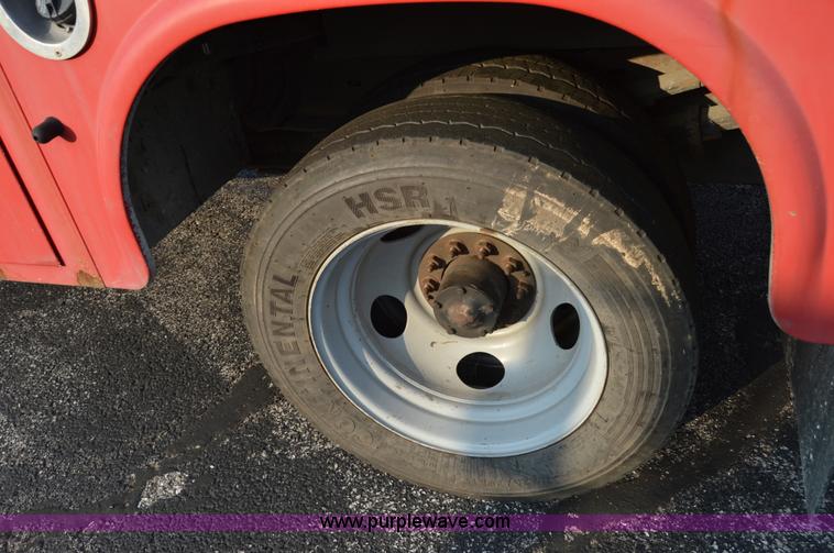 image for item F8320 1999 GMC Sierra Classic 3500 utility truck