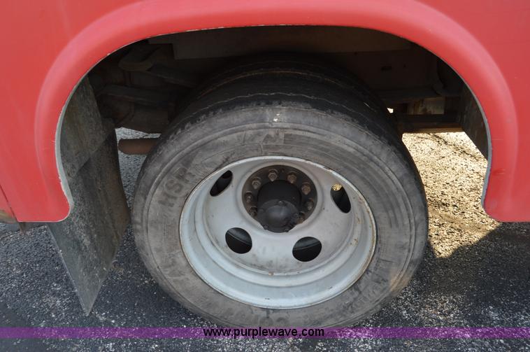 image for item F8320 1999 GMC Sierra Classic 3500 utility truck