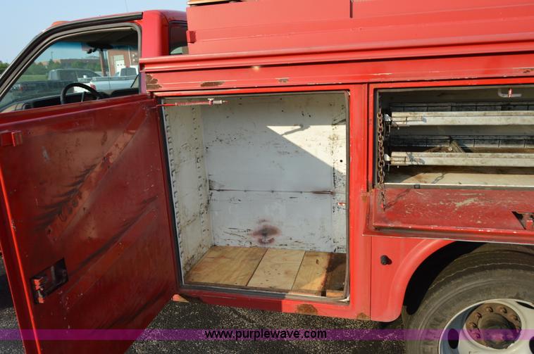 image for item F8320 1999 GMC Sierra Classic 3500 utility truck