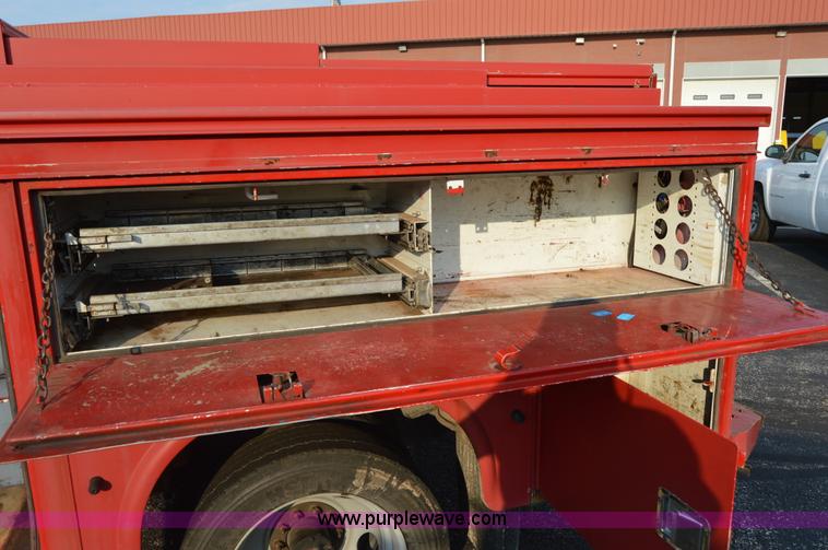 image for item F8320 1999 GMC Sierra Classic 3500 utility truck