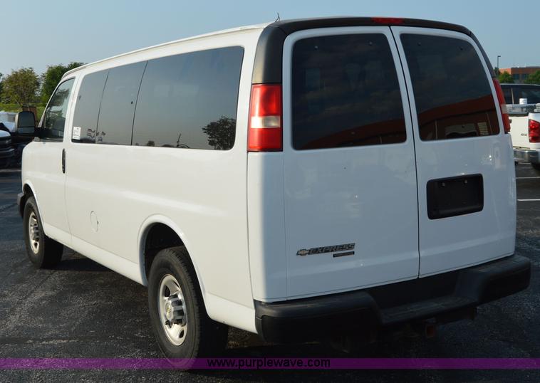 image for item F8321 2008 Chevrolet Express G2500 van