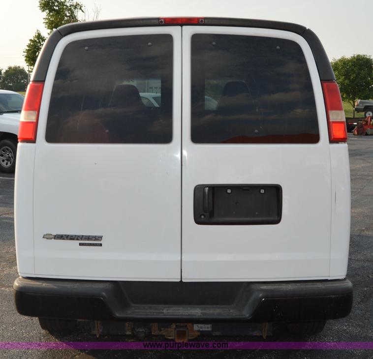 image for item F8321 2008 Chevrolet Express G2500 van