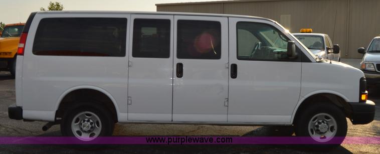 image for item F8321 2008 Chevrolet Express G2500 van