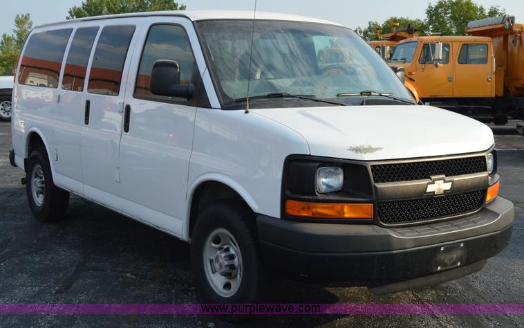 image for item F8321 2008 Chevrolet Express G2500 van