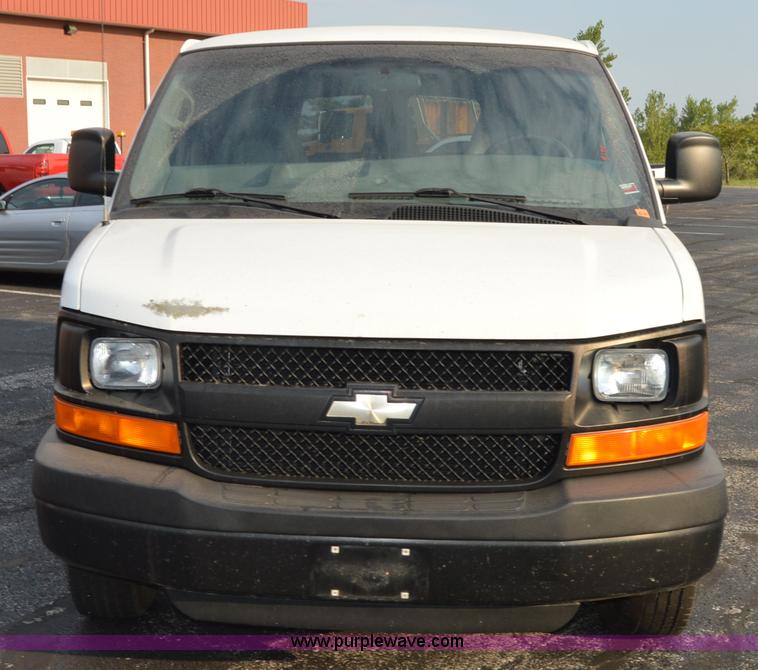 image for item F8321 2008 Chevrolet Express G2500 van