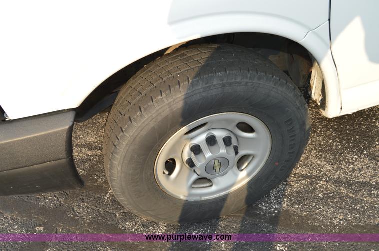 image for item F8321 2008 Chevrolet Express G2500 van