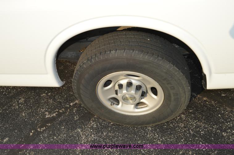 image for item F8321 2008 Chevrolet Express G2500 van