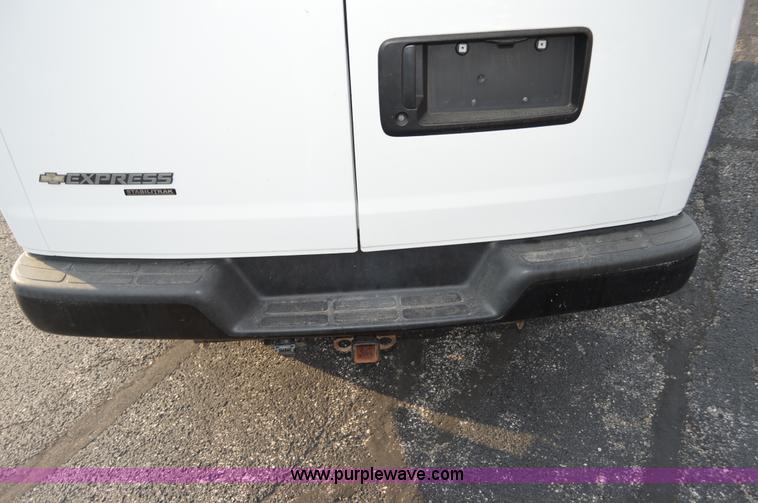 image for item F8321 2008 Chevrolet Express G2500 van