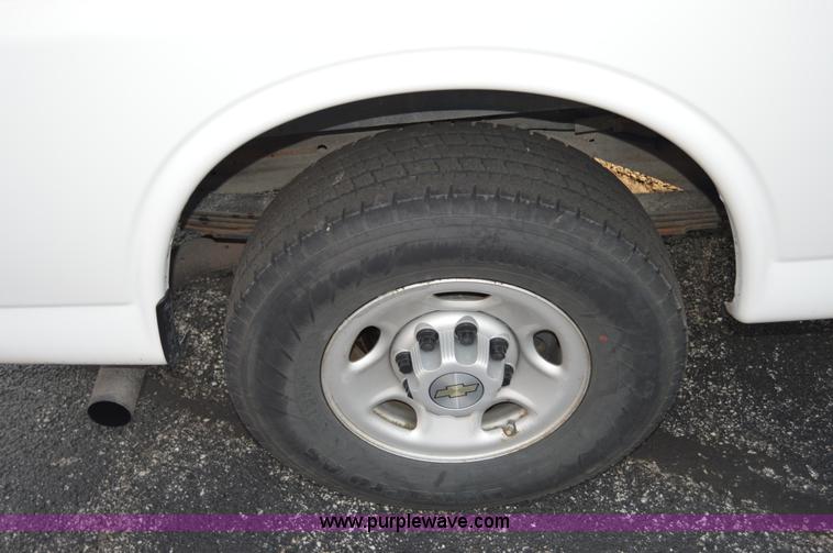 image for item F8321 2008 Chevrolet Express G2500 van