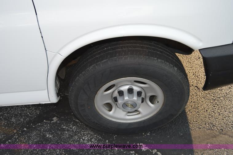 image for item F8321 2008 Chevrolet Express G2500 van