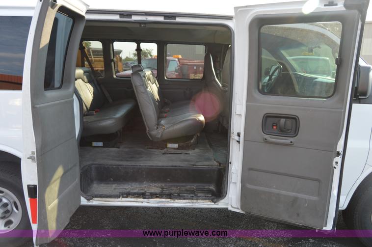 image for item F8321 2008 Chevrolet Express G2500 van