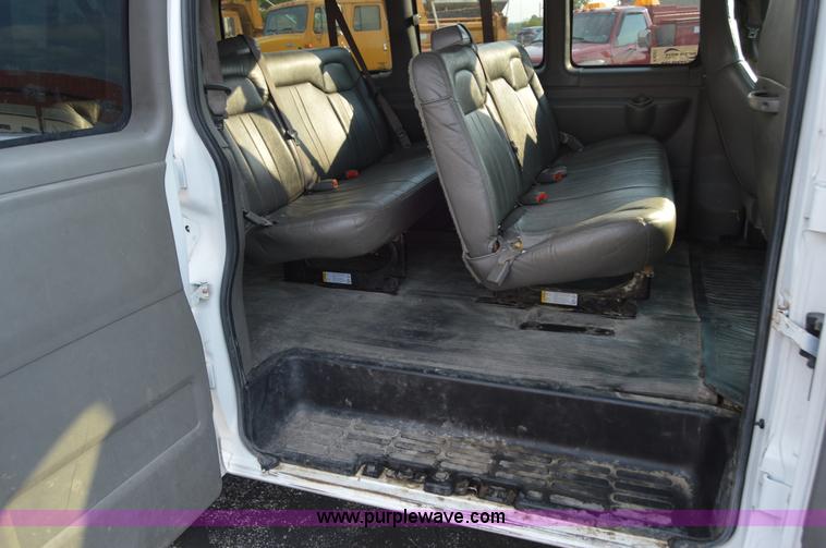 image for item F8321 2008 Chevrolet Express G2500 van