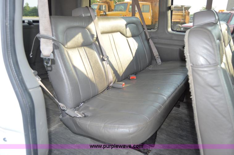 image for item F8321 2008 Chevrolet Express G2500 van